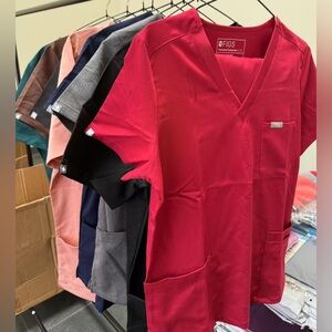 Figs Scrub Set 

Sizes Small - XXL
Colors available- on Picture